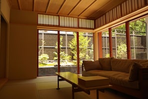 Superior Suite, Berbilang Katil, Non Smoking, Garden View | Wi-fi percuma, cadar katil 