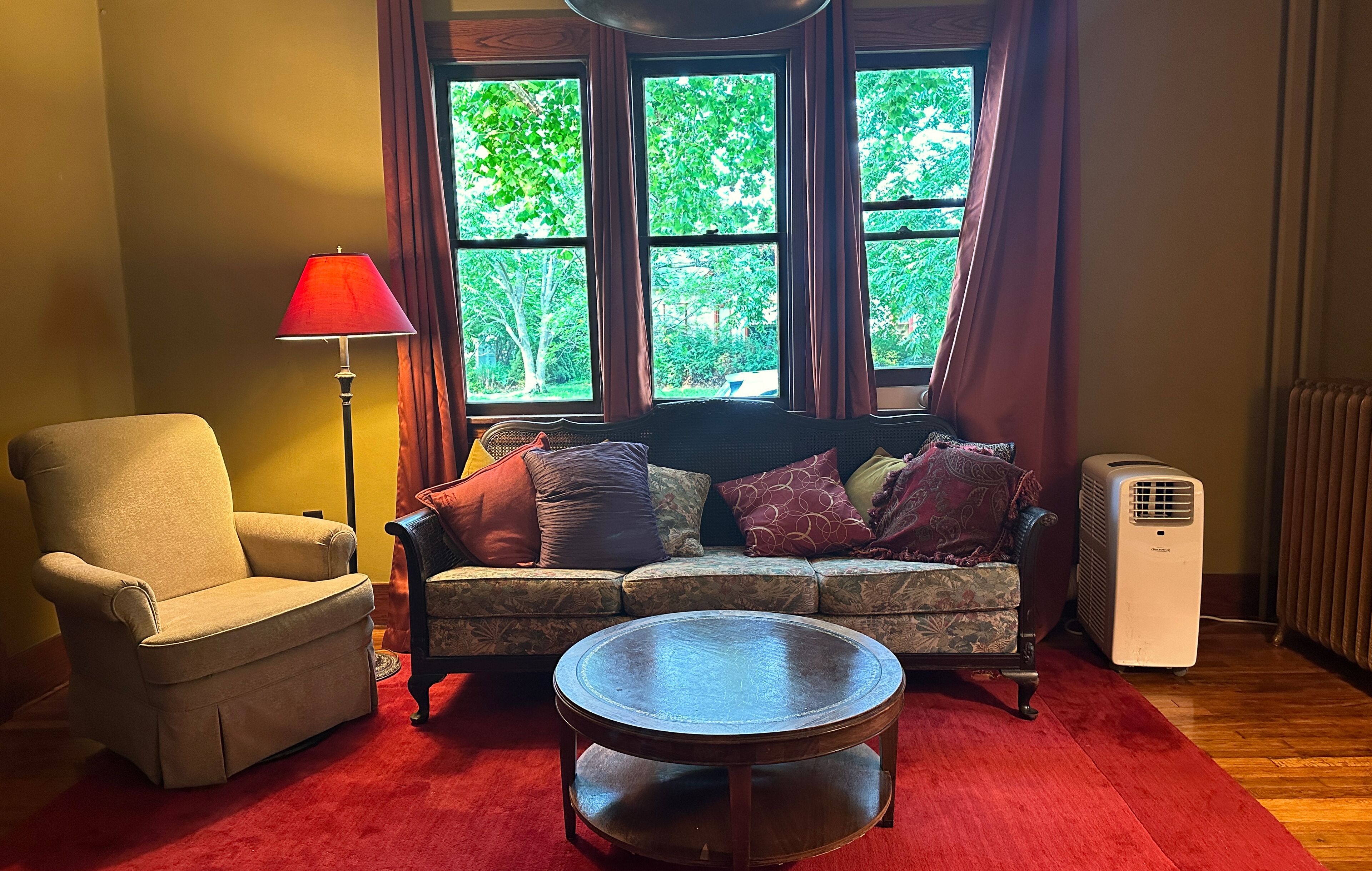 Una televisión, una chimenea