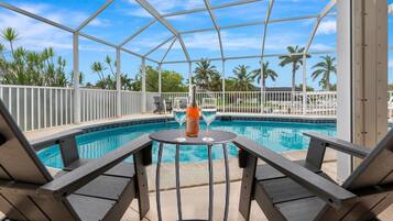 حمّام سباحة مُدفَّأ