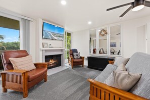 Een smart-tv, een open haard, tafelvoetbal en een tafeltennistafel