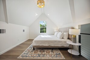 1 bedroom, iron/ironing board, travel cot, WiFi - Modern New 1-bedroom Guest House for 3 or Combined with Main House for 9 people  (Houston)