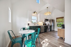 冷蔵庫、電子レンジ、オーブン、コンロ