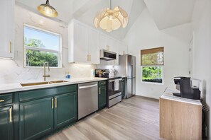 Fridge, microwave, oven, stovetop - Modern New 1-bedroom Guest House for 3 or Combined with Main House for 9 people  (Houston)
