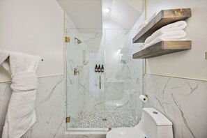 Dusche, Haartrockner, Handtücher, Seife