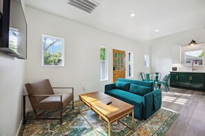 Smart TV - Modern New 1-bedroom Guest House for 3 or Combined with Main House for 9 people  (Houston)