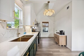 冷蔵庫、電子レンジ、オーブン、コンロ