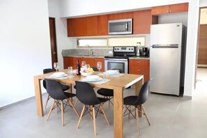 Fridge, microwave, oven, coffee/tea maker - Departamento con Jacuzzi (Tulum)