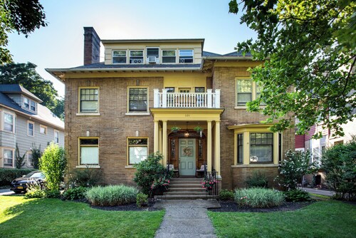 Cozy 1-bedroom Apartment Steps from Park Ave with AC, WiFi