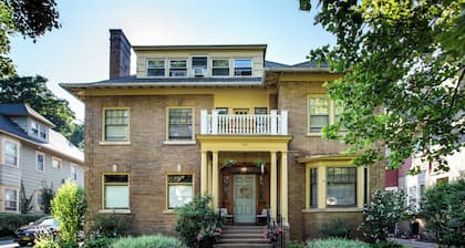 Cozy 1-bedroom Apartment Steps from Park Ave with AC, WiFi