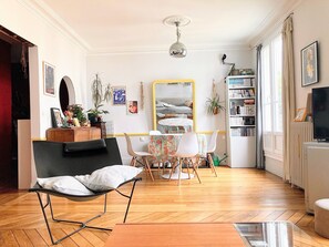 Fernseher, DVD-Player, Bücher, Musikbibliothek