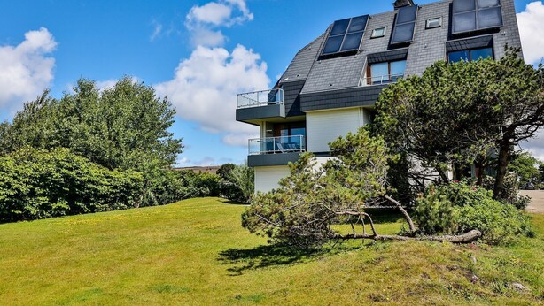 A modern two-story house with a flat roof, large windows, and a balcony. - Lille, Wenningstedt-braderup auf Sylt, Deutschland (Wenningstedt-Braderup (Sylt))