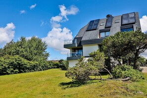 Unclassified image, 3 of 14, button