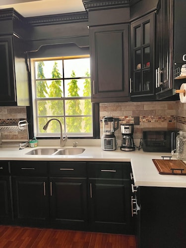 Private Spacious Modern 4BR Home with Full Kitchen