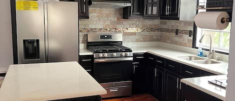 Refrigerador, microondas, horno, placa de cocina