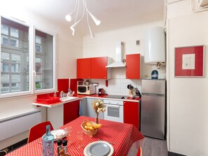 Réfrigérateur, micro-ondes, four