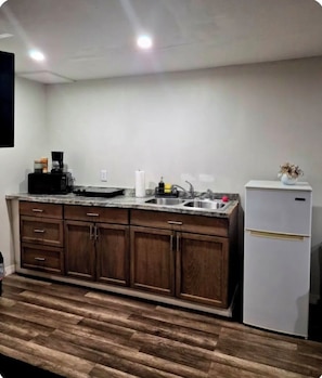 Coffee/tea maker, fridge, microwave, oven