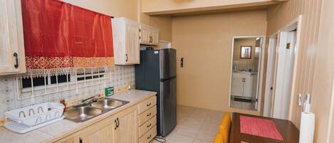 ثلاجة، ميكروويف، موقد طهي مسطح، ماكينة لصنع القهوة/الشاي