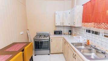 Refrigerador, microondas, parrilla de estufa y cafetera y tetera