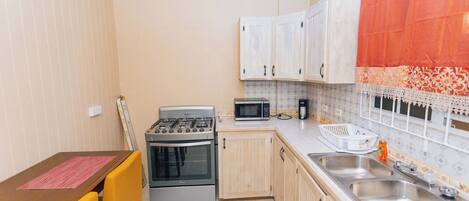 Kühlschrank, Mikrowelle, Herdplatte, Wasserkocher mit Kaffee-/Teezubehör