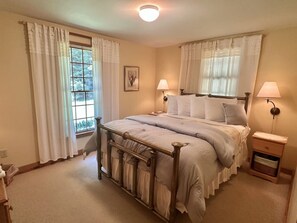 2 bedrooms, desk, iron/ironing board, WiFi