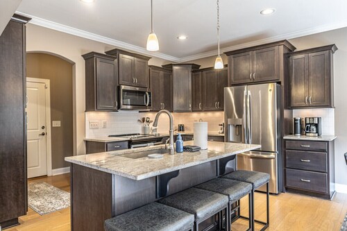 Mulligan Manor- 0.2 mile walk to Vitos Ristorante and Pizzeria and many others!