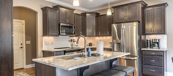 Mulligan Manor- 0.2 mile walk to Vitos Ristorante and Pizzeria and many others!