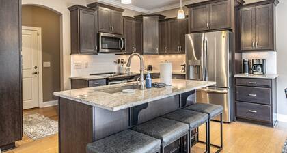 Mulligan Manor- 0.2 mile walk to Vitos Ristorante and Pizzeria and many others!