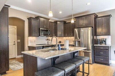 Mulligan Manor- 0.2 mile walk to Vitos Ristorante and Pizzeria and many others!