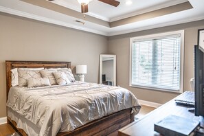 3 makuuhuonetta, työpöytä, silitysrauta/-lauta, ilmainen Wi-Fi