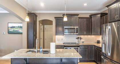 Mulligan Manor- 0.2 mile walk to Vitos Ristorante and Pizzeria and many others!