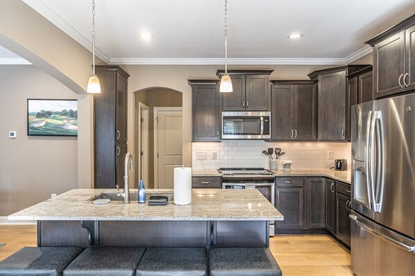 Jääkaappi, mikroaaltouuni, uuni, liesi