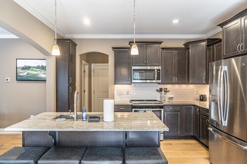 Mulligan Manor- 0.2 mile walk to Vitos Ristorante and Pizzeria and many others!