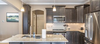 Mulligan Manor- 0.2 mile walk to Vitos Ristorante and Pizzeria and many others!