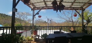 Outdoor dining - Apartamento en Medio de la Naturaleza en la Principal Zona de Buceo (San Andrés Islas)