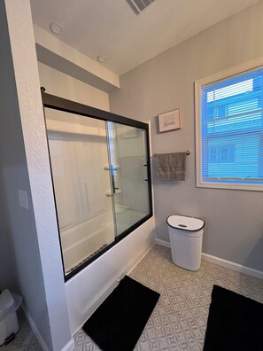 Hair dryer, towels, soap, toilet paper - Stunning  Lower 2-bedroom unit  is located  in city  of Milwaukee   (Milwaukee)