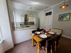 Réfrigérateur, micro-ondes, four, lave-vaisselle