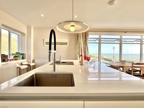 Refrigerador, microondas, horno y lavavajillas