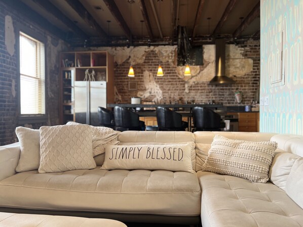 Smart TV - Penthouse on Broughton with FREE Reserved Parking (Savannah)