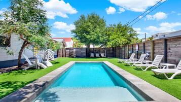 حمّام سباحة مُدفَّأ