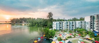 Deluxe lagoon view apartment at Cassia Residence