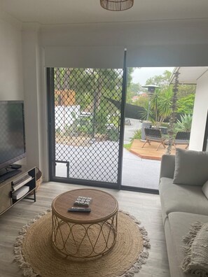 Una Smart TV, libros