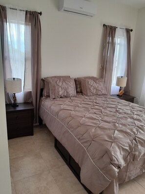 1 dormitorio, tabla de planchar con plancha, wifi y ropa de cama