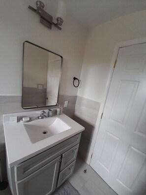 Hair dryer, towels, soap, shampoo - Cozy 1-bedroom apartment; AC and WiFi in lovely Long Bay Hills - Near the Beach (Long Bay Hills)
