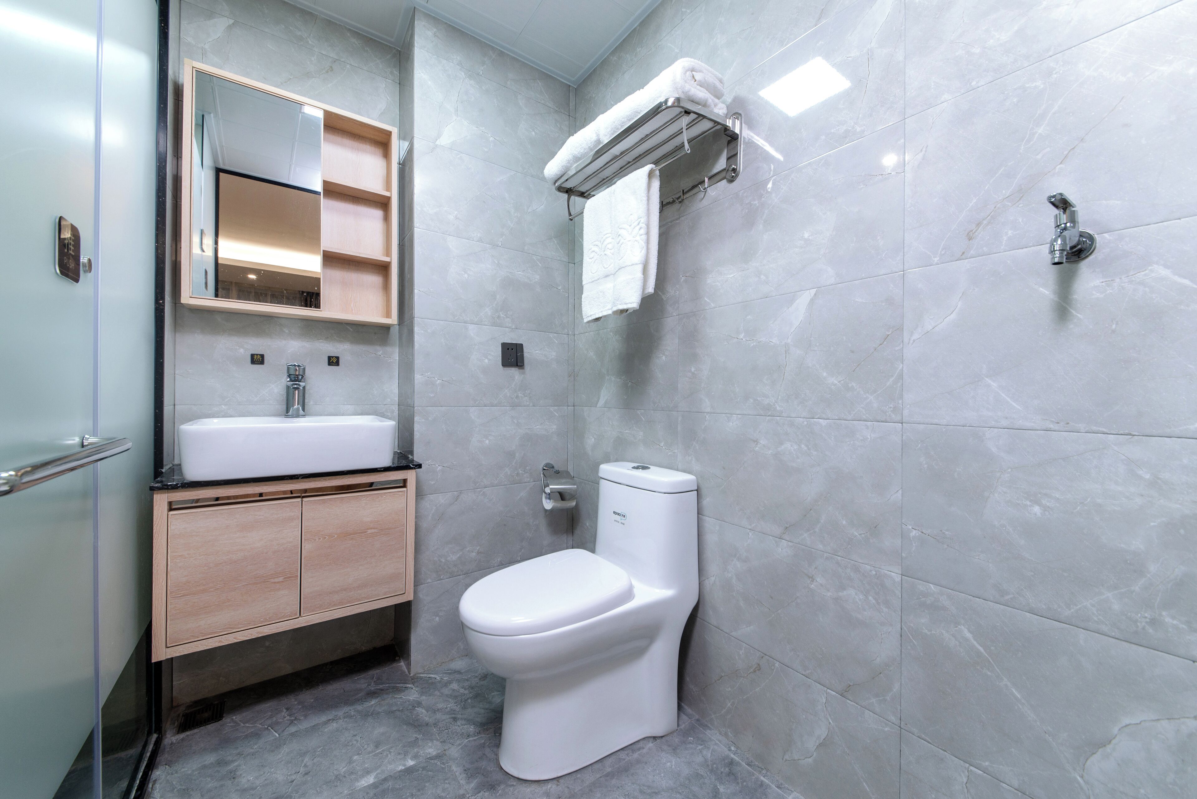 ห้องเบสิกซิงเกิล | ห้องน้ำ | รองเท้า  สวมภายในห้อง