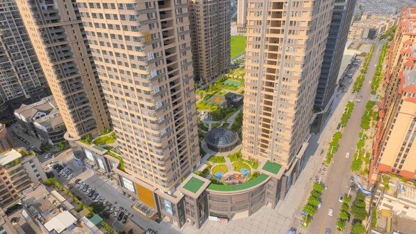 Seprai premium, minibar gratis, meja kerja, dan ruang kerja ramah laptop