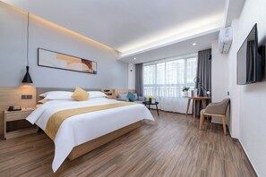 Kamar Single Basic | Seprai premium, minibar gratis, meja kerja, dan ruang kerja ramah laptop
