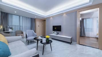 Comfort Studio Suite | Premium bedding, free minibar, desk, laptop workspace