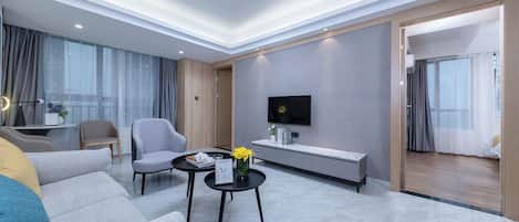 Comfort Studio Suite | Premium bedding, free minibar, desk, laptop workspace