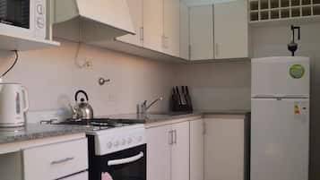 Refrigerador, microondas, horno y cafetera y tetera