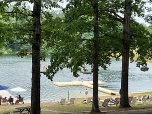Property grounds - 4 bedroom Basye, VA with nearby skiing, lake & mountain biking. Fully equipped (Basye)